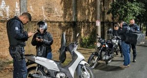 Guarda Municipal realiza fiscalização no trânsito “brecando” motos barulhentas na Antônio Prado