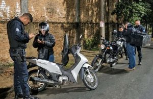 Guarda Municipal realiza fiscalização no trânsito “brecando” motos barulhentas na Antônio Prado