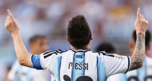 Com três gols de Messi, Argentina vence a Argélia. Áustria passa pela Jordânia: 3 a 1