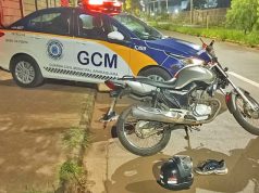 Motociclista embriagado e com habilitação irregular causa acidente no Jardim Santa Marta