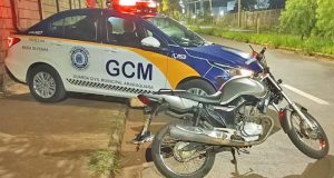 Motociclista embriagado e com habilitação irregular causa acidente no Jardim Santa Marta