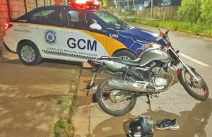 Motociclista embriagado e com habilitação irregular causa acidente no Jardim Santa Marta