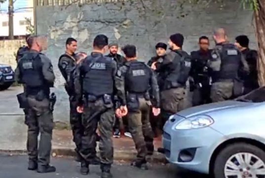 Em operação nesta quarta-feira agentes da Dise cumprem mandados de busca e apreensão de drogas
