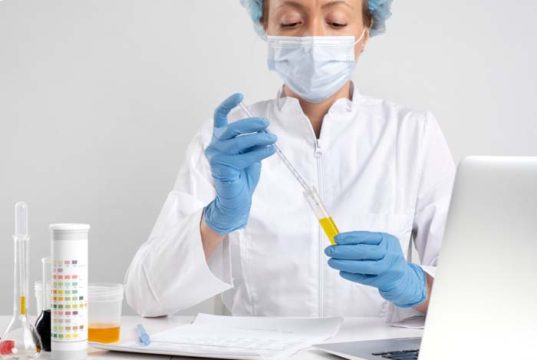 Apoio laboratorial permite acesso a exames especializados sem necessidade de estrutura própria
