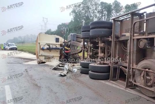 Carreta transportando 47 mil quilos de açúcar tomba na Washington Luís para não colidir com Honda Civic