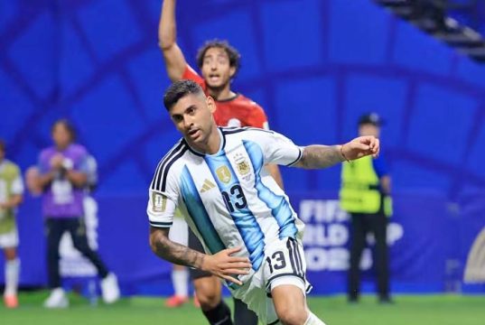 Argentina, fantástica, derruba o surpreendente Egito e Suíça elimina a Colômbia nas oitavas da Copa