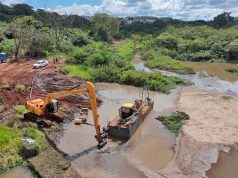 Daae faz serviço de dragagem de sedimentos de assoreamento na captação do Ribeirão das Cruzes