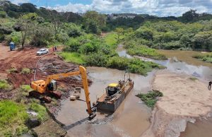 Daae faz serviço de dragagem de sedimentos de assoreamento na captação do Ribeirão das Cruzes