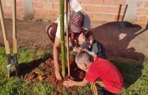 Projeto de Educação Ambiental incentiva alunos da rede municipal a plantar árvores em Araraquara