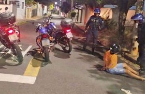 Motociclista embriagado resiste a voz de prisão, desecata guardas municipais e vai para o Plantão