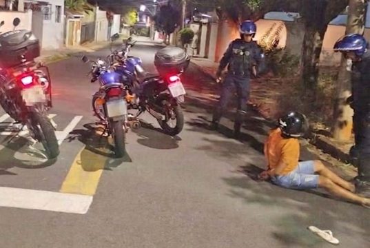 Motociclista embriagado resiste a voz de prisão, desecata guardas municipais e vai para o Plantão