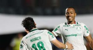 Palmeiras vence Vitória em jogo tumultuado e aumenta diferença sobre o Flamengo no Brasileirão