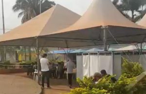 Landim critica Lapena pela demora em trocar cobertura do camelódromo na Santa Cruz