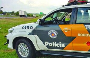 Traficantes são presos pelo TOR da Polícia Rodoviária na SP-255 com cinco tijolos de maconha