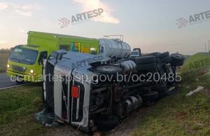 Carreta transportando combustível sofre avaria na roda e tomba na Rodovia Washington Luís