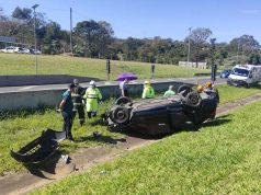 Guarda Municipal de Guarulhos perde direção do veículo e capota na Rodovia Washington Luís