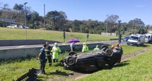 Guarda Municipal de Guarulhos perde direção do veículo e capota na Rodovia Washington Luís