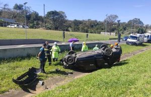 Guarda Municipal de Guarulhos perde direção do veículo e capota na Rodovia Washington Luís