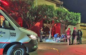 Homem é morto com tiro na cabeça e pescoço; companheiro também é atingido