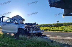 Motorista morre na Rodovia 215 em Descalvado, após entrar com Toyota na traseira de caminhão