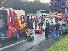Ao frear bitrem, motorista perde o controle e atinge veículos parados no acostamento da Wahington Luís