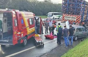 Ao frear bitrem, motorista perde o controle e atinge veículos parados no acostamento da Washington Luís