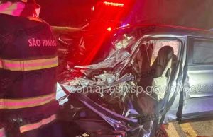 Acidente com carreta na rodovia mata o motorista do carro e deixa passageiro em estado grave