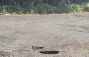 Serviço de tapa-buracos é solicitado para cruzamento no Jardim Dom Pedro I em Araraquara