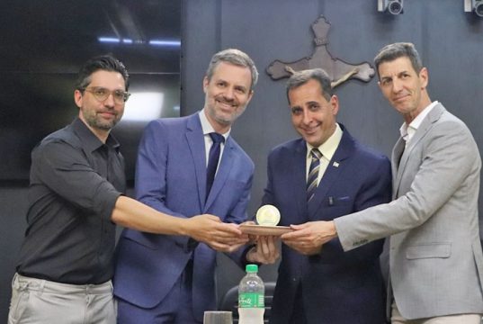 Destaque no beach tennis brasileiro, Giovani Peroni, o Gigio, recebe Medalha de Mérito Desportivo