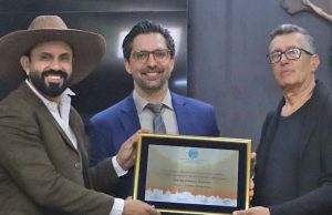 Cantor Marlon Oliveira recebe Título de Cidadão Araraquarense da Câmara Municipal