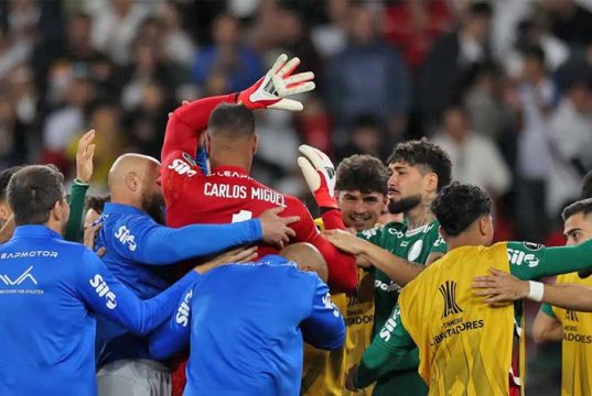 Palmeiras vence a LDU na disputa por pênaltis e o Corinthians perde para o Estudiantes na Libertadores