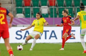 Com três guerreiras grenás, Seleção Brasileira perde para a Espanha e está fora da Copa Sub-20