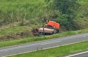 Acidente com caminhão na Rodovia Washington Luís em Fernando Prestes deixa duas pessoas feridas