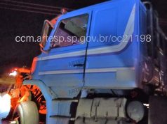 Na madrugada motorista de Astra morre ao bater de frente com carreta que tomba e fecha a SP-333 em Itápolis