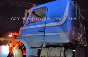 Na madrugada motorista de Astra morre ao bater de frente com carreta que tomba e fecha a SP-333 em Itápolis