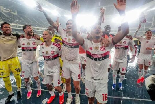 Flamengo vence o Vasco de goleada e aumenta a distância do Palmeiras no Campeonato Brasileiro