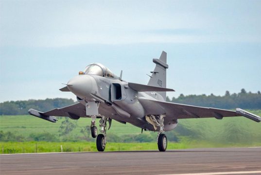 Primeiro Gripen E produzido no Brasil pela Embraer em Gavião Peixoto realiza voo inaugural