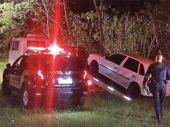 Fugindo do patrulhamento ocupantes de um Gol branco abandonam carro em movimento e somem na mata