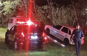 Fugindo do patrulhamento ocupantes de um Gol branco abandonam carro em movimento e somem na mata