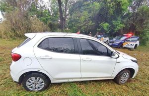Carro furtado e localizado pela GM estava escondido debaixo de uma lona em mata perto do Kaparaó